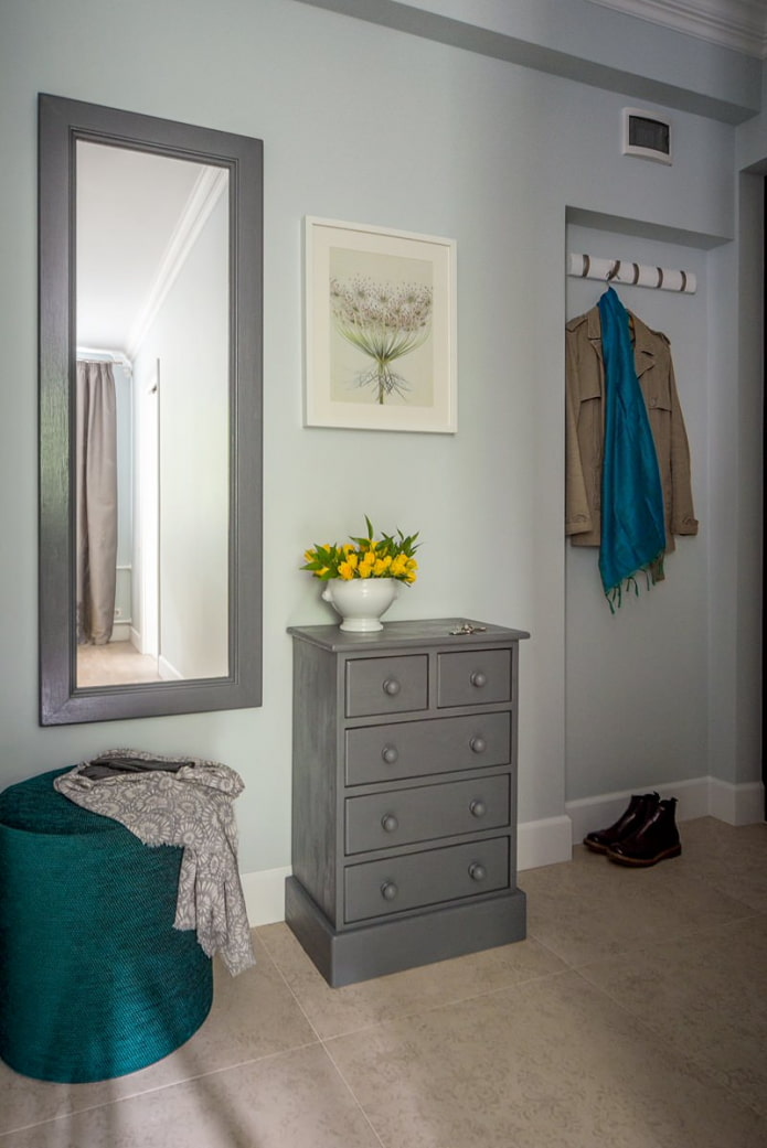 Commode à l'intérieur du couloir