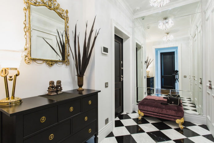 décoration d'une commode dans un couloir
