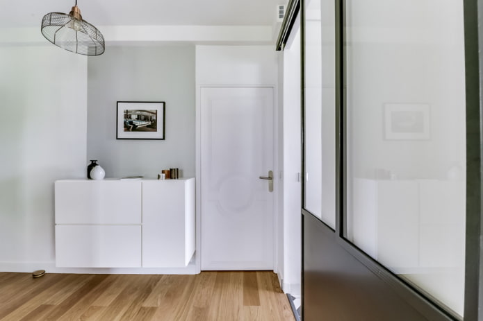 Commode à l'intérieur du couloir