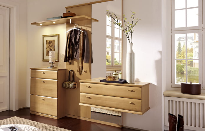 Commode avec cintre à l'intérieur du couloir