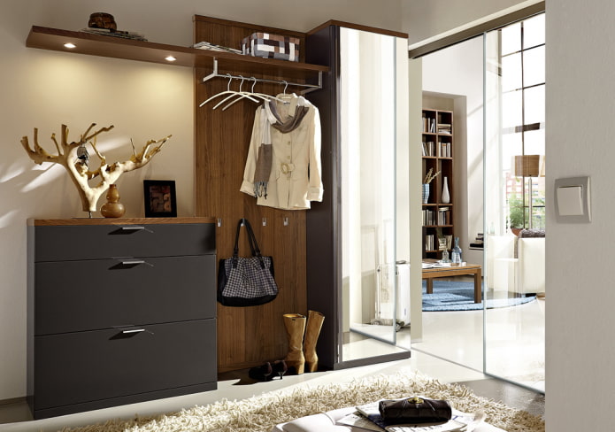 Commode avec cintre à l'intérieur du couloir