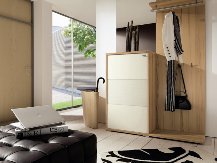 Commode avec cintre à l'intérieur du couloir