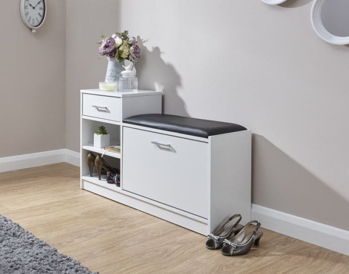 Commode avec banc à l'intérieur du couloir