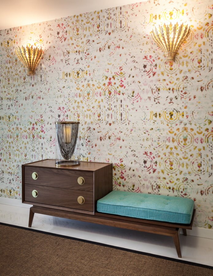 Commode avec banc à l'intérieur du couloir