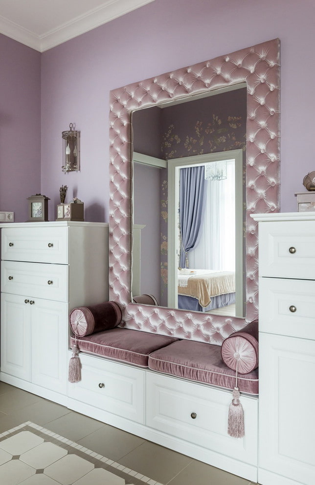 Commode avec banc à l'intérieur du couloir