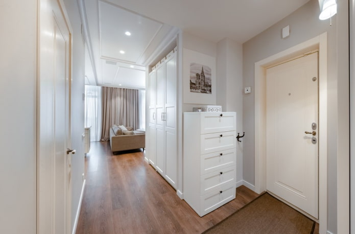 Commode à l'intérieur du couloir
