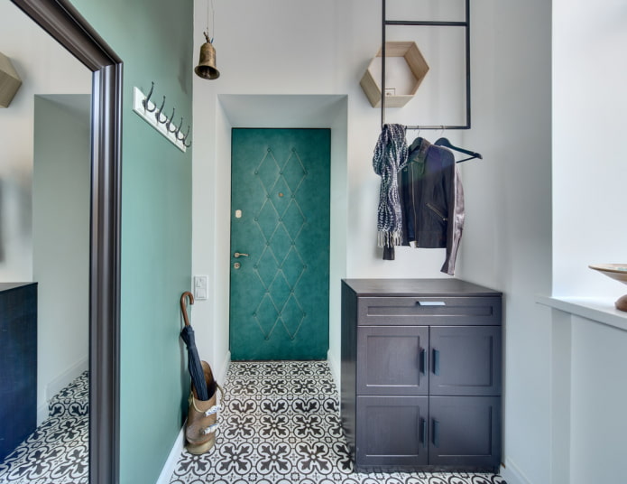 Commode à l'intérieur d'un petit couloir