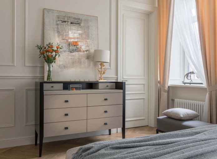 Commode en face du lit