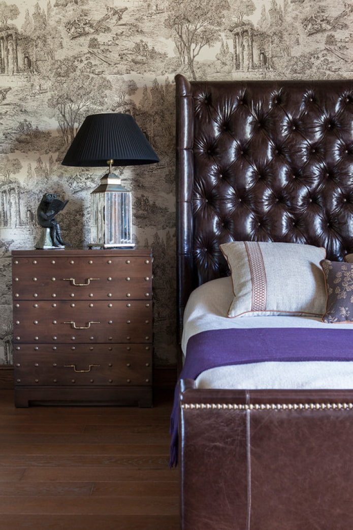 Commode compacte près du lit