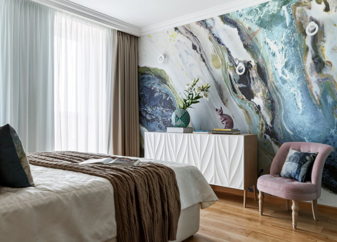 Commode étroite dans la chambre