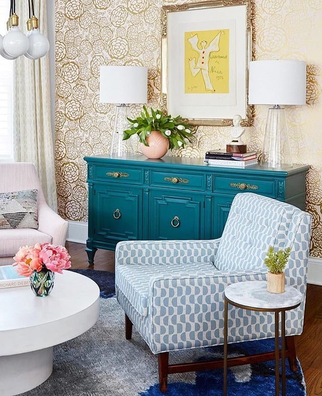 Salon avec une commode turquoise