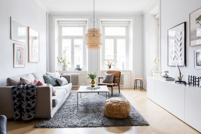 Salon blanc avec une commode longue
