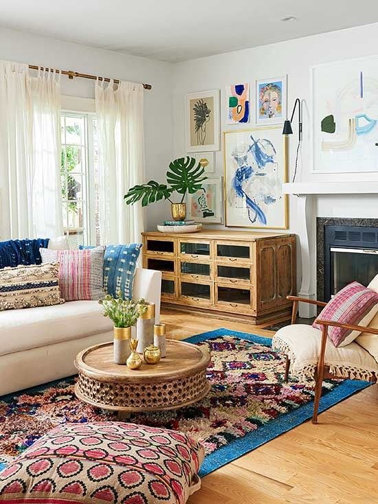 Salon cosy avec une commode en bois