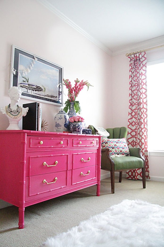 Commode rose dans le salon