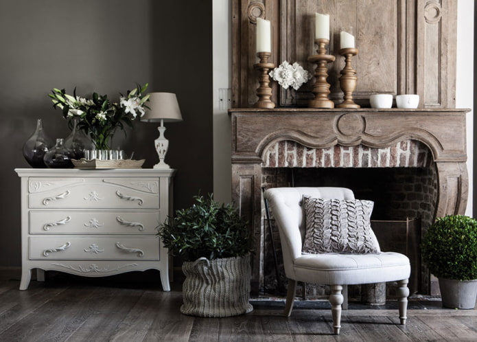 Commode dans un salon de style classique
