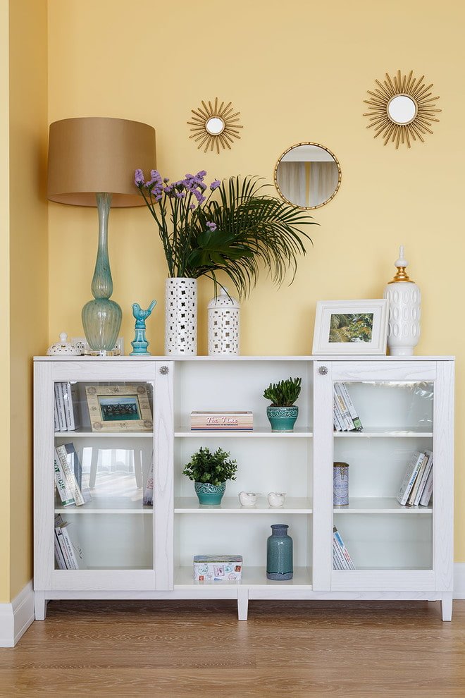 Commode d'exposition dans le salon