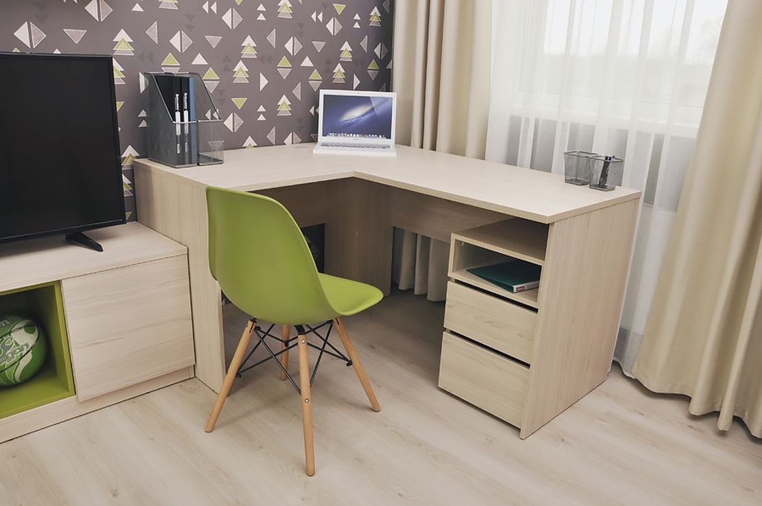 Intérieur du salon avec bureau d'ordinateur d'angle