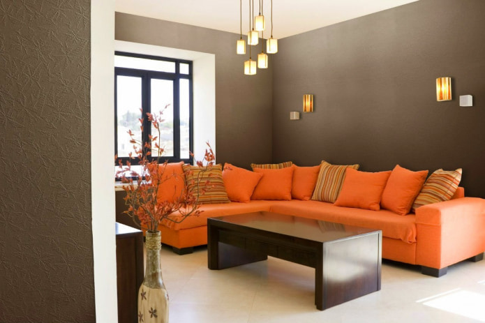 murs marron dans le salon