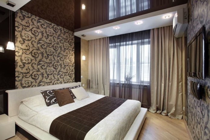 Plafond tendu marron brillant dans la chambre