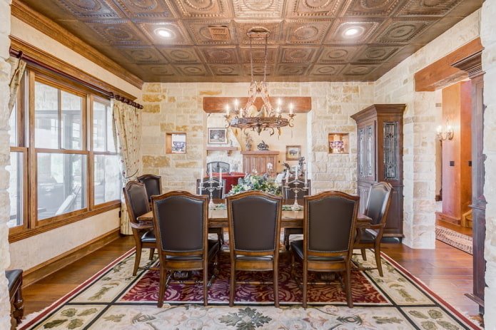 Dalles de plafond marron à l'intérieur