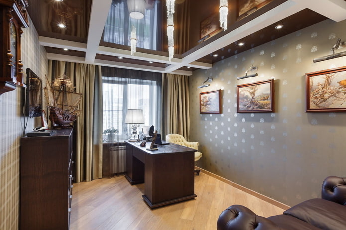 Structure de plafond blanc et marron à l'intérieur