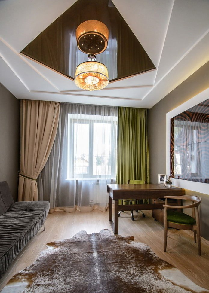 Structure de plafond marron avec lustre