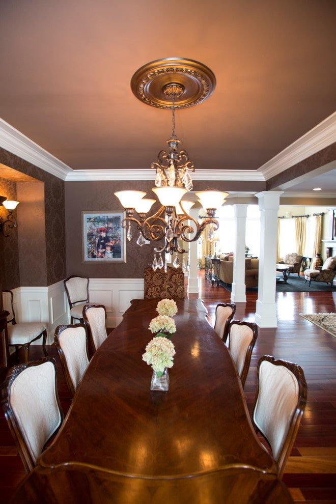 Structure de plafond marron avec lustre