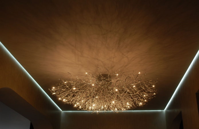 Structure de plafond marron avec rétroéclairage