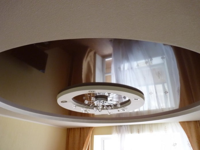Structure de plafond blanche et marron