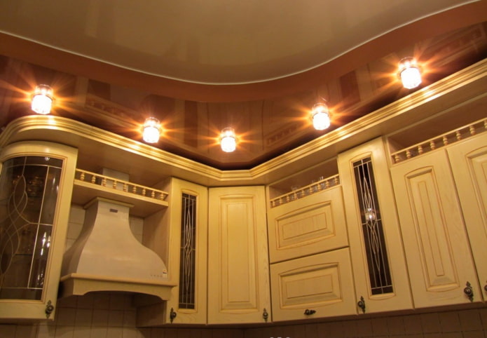 Structure de plafond marron avec lampes