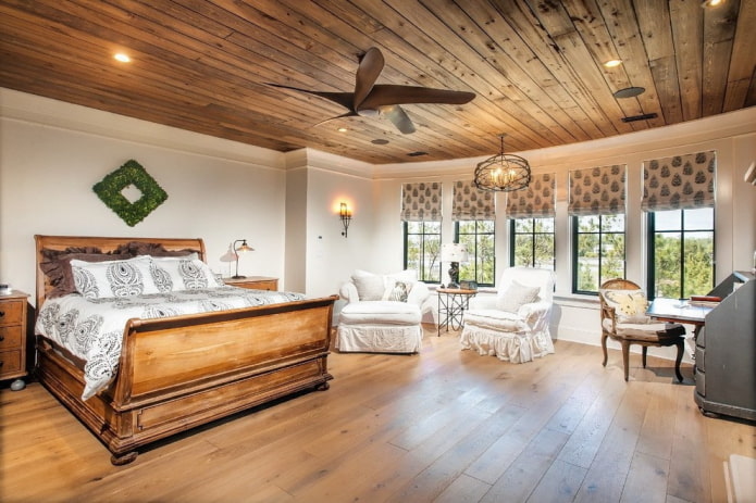 Revêtement de plafond en bois marron avec murs blancs