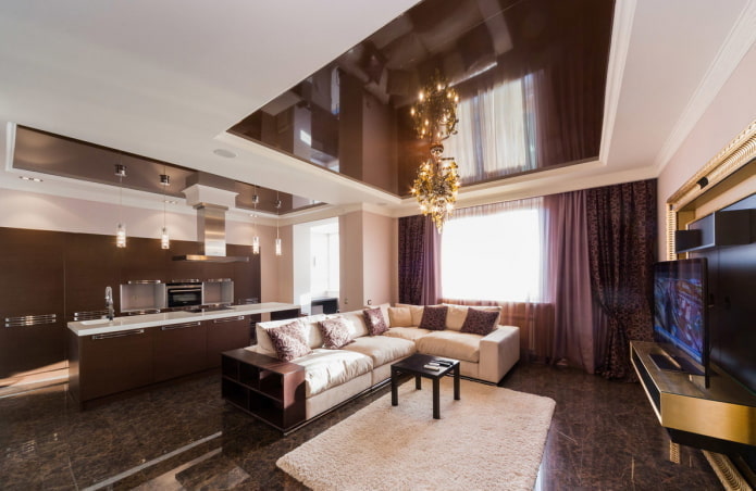 Plafond tendu marron brillant dans le salon