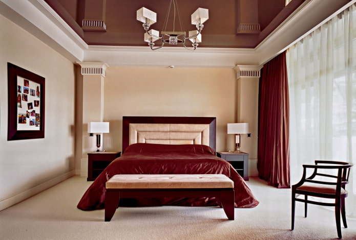 Plafond tendu marron avec rideaux bordeaux
