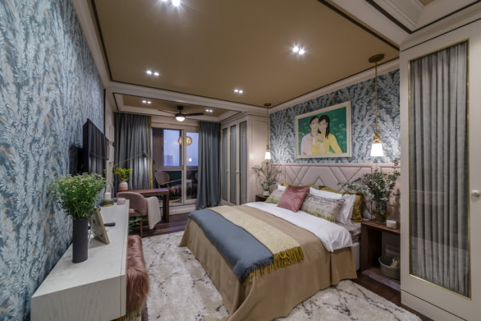 Plafond marron dans la chambre