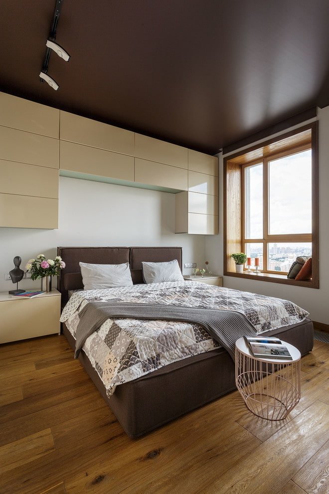 Plafond marron dans la chambre