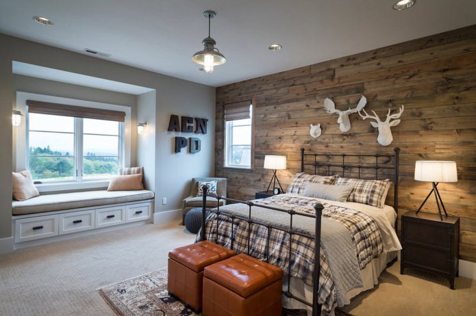 Chambre avec un mur en bois