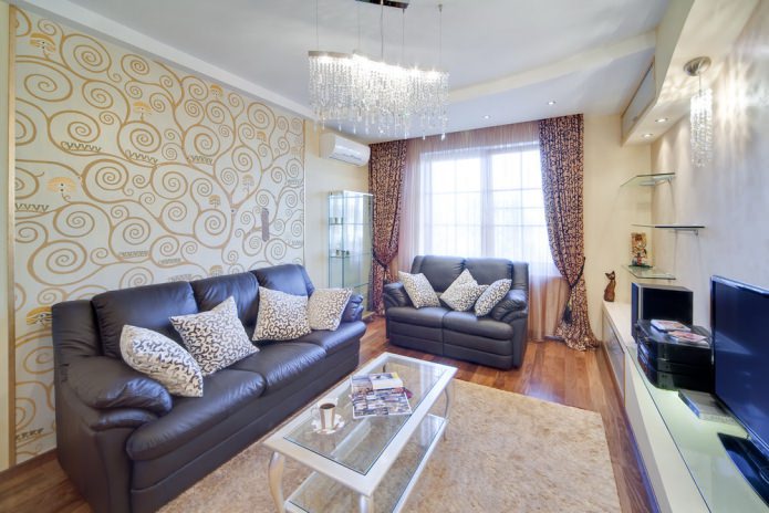 papier peint beige combiné dans l'intérieur du salon