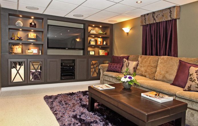 Couleurs marron et violet dans l'intérieur du salon