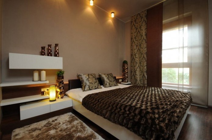 Décoration et éclairage dans une chambre marron