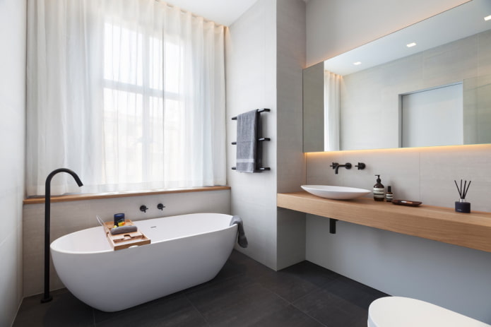 Rideaux courts dans la salle de bain