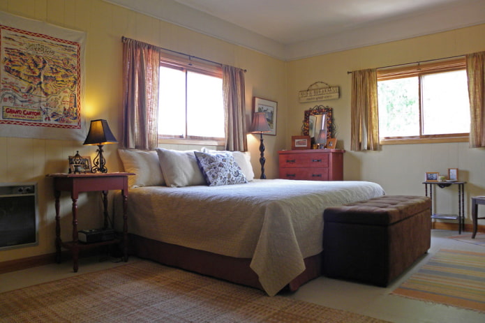 Rideaux courts dans la chambre