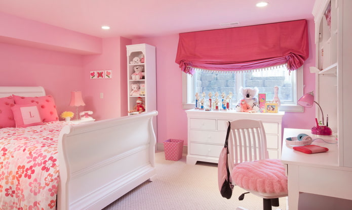 rideaux courts dans une chambre de fille