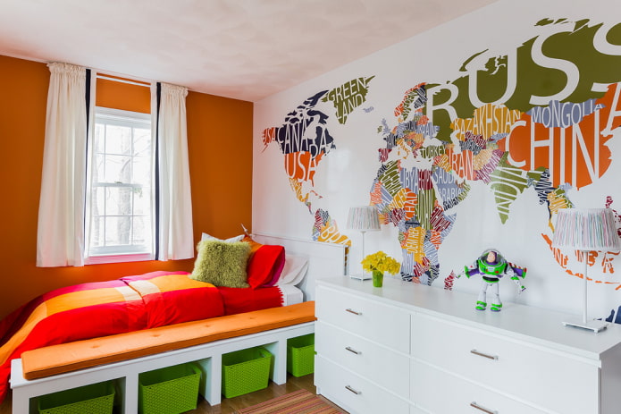 rideaux courts dans une chambre de garçon