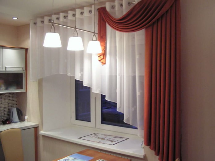 Rideaux courts de forme oblique