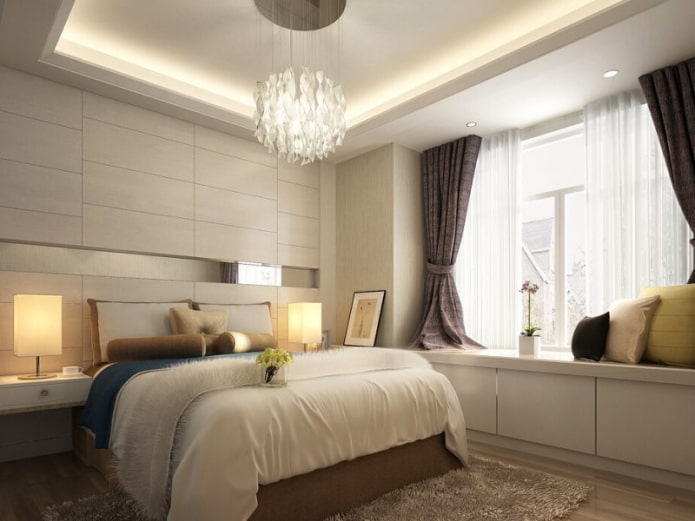Rideaux courts sur une fenêtre avec un large rebord