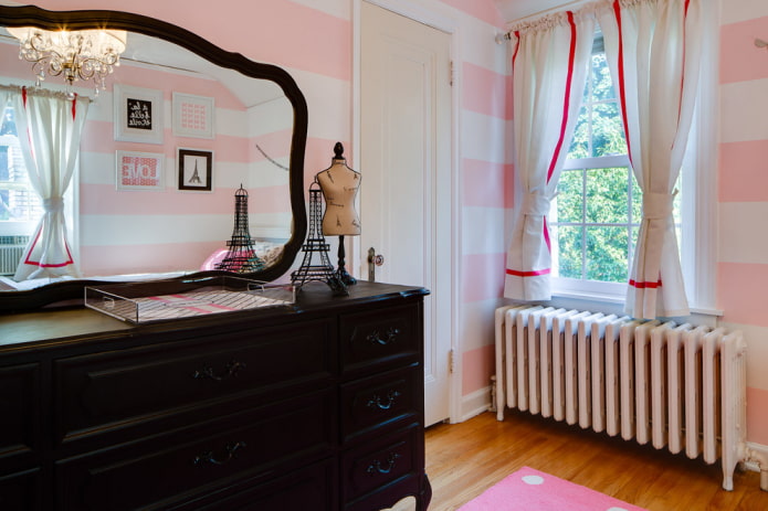 Rideaux courts dans la chambre