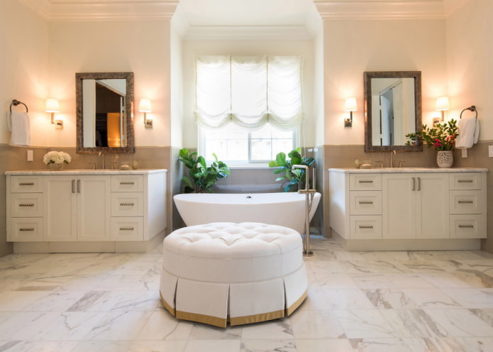 rideaux français courts dans l'intérieur de la salle de bain