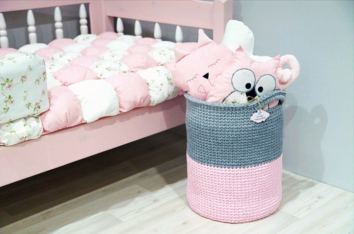 Panier dans la chambre d'enfant