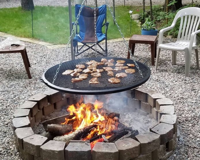 brasero avec grille de barbecue