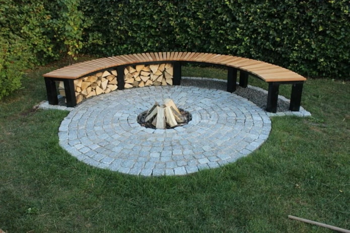 banc avec supports à bois de chauffage